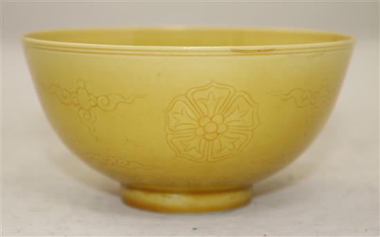 A Chinese yellow ground anhua-decorated bowl, 11.8cm